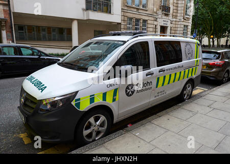 Ambulance Childrens stationné à l'extérieur de l'hôpital Great Ormond Street, Great Ormond Street, Bloomsbury, London, UK Banque D'Images