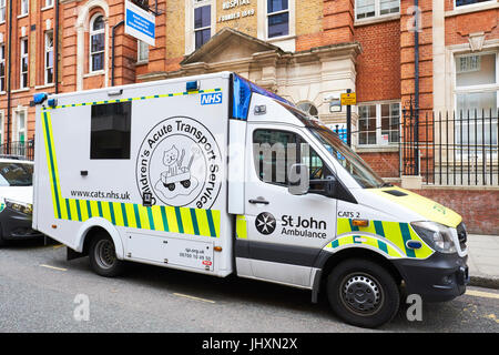 Ambulance Childrens stationné à l'extérieur de l'hôpital Great Ormond Street, Great Ormond Street, Bloomsbury, London, UK Banque D'Images