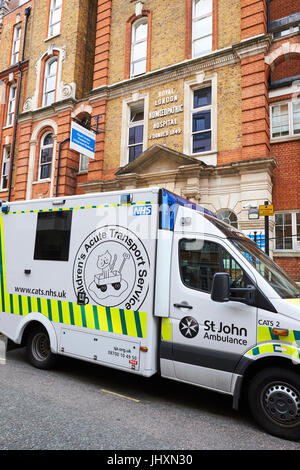 Ambulance Childrens stationné à l'extérieur de l'hôpital Great Ormond Street, Great Ormond Street, Bloomsbury, London, UK Banque D'Images