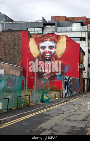 Peinture murale d'un portrait géant de la Papouasie-Nouvelle-Guinée par enfant artiste BRITANNIQUE Dale Grimshaw sur Spear Street, quart nord, Manchester, Royaume-Uni. Banque D'Images