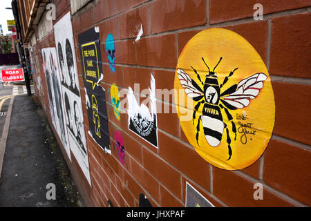 YNWA Manchester Abeille sur un mur couvert d'affiches sur Oldham Street, Northern Quarter, à Manchester, UK Banque D'Images