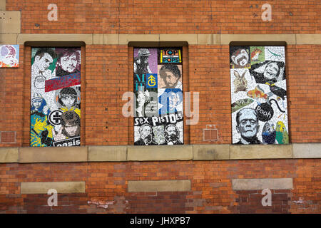 Création de mosaïques à la place de vieilles fenêtres sur Afflecks store, Tibb sStreet, Manchester, UK Banque D'Images