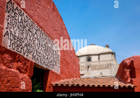 AREQUIPA, PÉROU - CIRCA AVRIL 2014 : vue détaillée du Monastère de Santa Catalina à Arequipa. Arequipa est la deuxième ville du Pérou par population avec Banque D'Images
