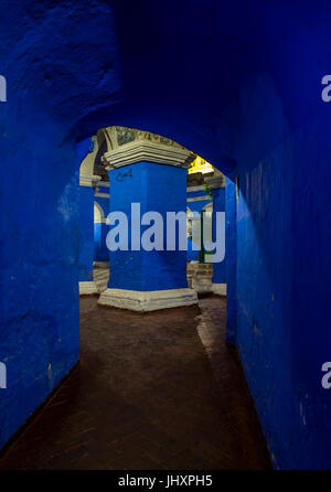 AREQUIPA, PÉROU - CIRCA AVRIL 2014 : détail architectural du monastère de Santa Catalina de nuit à Arequipa. Arequipa est la deuxième ville du Pérou Banque D'Images