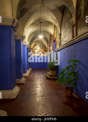 AREQUIPA, PÉROU - CIRCA AVRIL 2014 : détail architectural du monastère de Santa Catalina de nuit à Arequipa. Arequipa est la deuxième ville du Pérou Banque D'Images