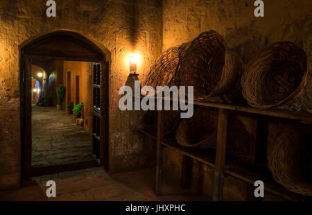 AREQUIPA, PÉROU - CIRCA AVRIL 2014 : l'intérieur du Monastère de Santa Catalina de nuit à Arequipa. Arequipa est la deuxième ville du Pérou par populatio Banque D'Images