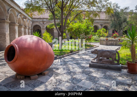 AREQUIPA, PÉROU - CIRCA AVRIL 2014 : patio intérieur du monastère de San Francisco à Arequipa. Arequipa est la deuxième ville du Pérou par la population avec 8 Banque D'Images
