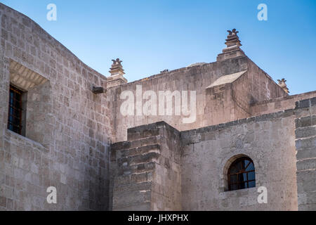 AREQUIPA, PÉROU - CIRCA AVRIL 2014 : murs extérieurs du Monastère de San Francisco à Arequipa. Arequipa est la deuxième ville du Pérou par la population avec 8 Banque D'Images