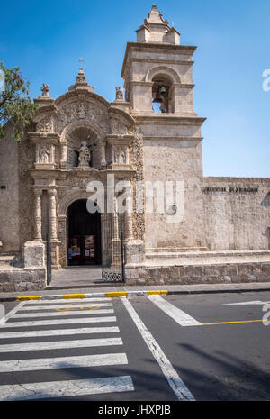 AREQUIPA, PÉROU - CIRCA AVRIL 2014 : Vue de l'église blanche de Juan Bautista dans Yanahuara. Arequipa est la deuxième ville du Pérou par population avec 861 Banque D'Images