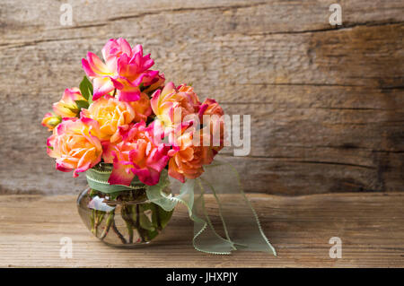 Wild roses bouquet dans un vase de verre Banque D'Images