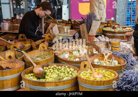 Olives et fromage feta en vente sur un étal de marché. Banque D'Images