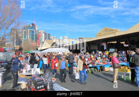 Personnes visitent le Queen Victoria Market à Melbourne en Australie. Queen Victoria Market est le plus grand marché de plein air dans l'hémisphère Sud. Banque D'Images