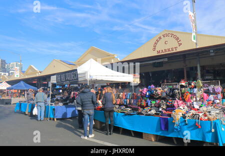 Personnes visitent le Queen Victoria Market à Melbourne en Australie. Queen Victoria Market est le plus grand marché de plein air dans l'hémisphère Sud. Banque D'Images