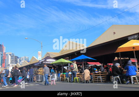 Personnes visitent le Queen Victoria Market à Melbourne en Australie. Queen Victoria Market est le plus grand marché de plein air dans l'hémisphère Sud. Banque D'Images