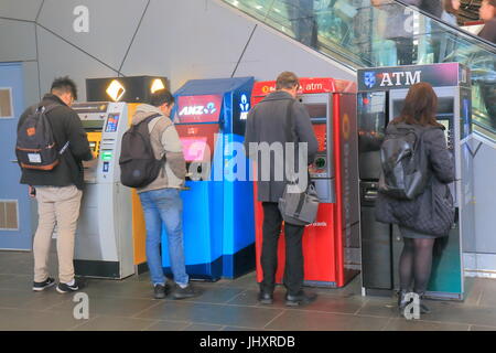 Les gens utilisent un guichet automatique à Melbourne en Australie. Banque D'Images