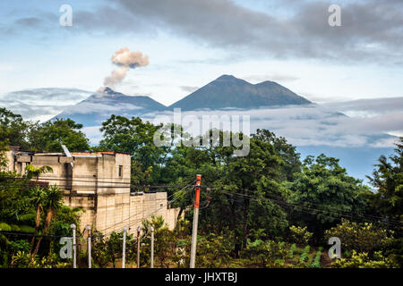 Les poussées de la fumée de l'éruption du volcan Fuego volcan acatenango à côté juste après l'aube près de Antigua, Guatemala, Amérique centrale Banque D'Images