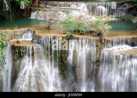 Cascade de Thaïlande, appelé Huai khamin Huay ou mae à Kanchanaburi Provience, autour de l'environnement et de la forêt avec de l'eau émeraude. Banque D'Images