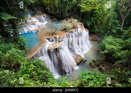 Cascade de Thaïlande, appelé Huai khamin Huay ou mae à Kanchanaburi Provience, autour de l'environnement et de la forêt avec de l'eau émeraude. Banque D'Images