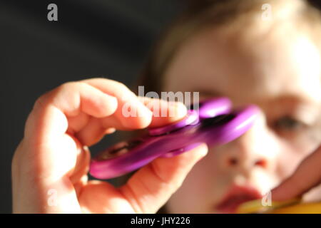 Filature enfant fidget spinner, fidget spinner, avec l'enfant fidget spinner, kid avec fidget spinner, kid spinning fidget spinner, jouet pour enfants Banque D'Images