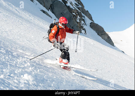 Un sherpa du Népal fait quelques pistes de la formation dans le domaine skiable de Disentis 3000 Banque D'Images