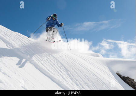 Passer par des skieurs de poudreuse dans la région de ski d'Disenits,Suisse Banque D'Images