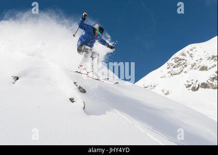 Passer par des skieurs de poudreuse dans la région de ski d'Disenits,Suisse Banque D'Images