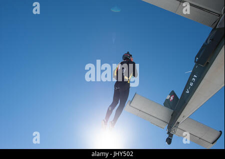 Parachutiste Freestyle faire un saut d'entraînement au-dessus de la para Centro Locarno en Suisse Banque D'Images