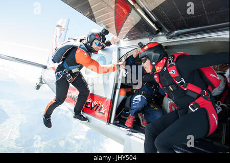 Une équipe de parachutisme freestyle à la sortie d'un Pilatus Porter pour un saut d'entraînement Banque D'Images