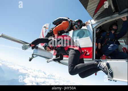 Une équipe de parachutisme freestyle à la sortie d'un Pilatus Porter pour un saut d'entraînement Banque D'Images