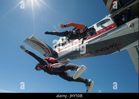 Une équipe de parachutisme freestyle à la sortie d'un Pilatus Porter pour un saut d'entraînement Banque D'Images