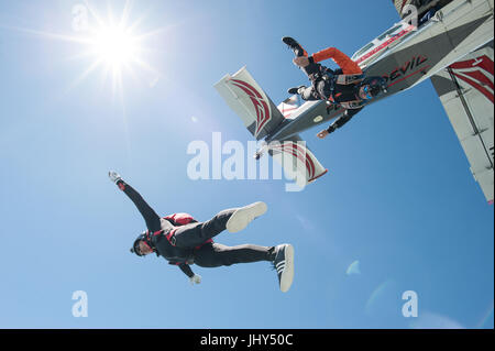 Une équipe de parachutisme freestyle à la sortie d'un Pilatus Porter pour un saut d'entraînement Banque D'Images