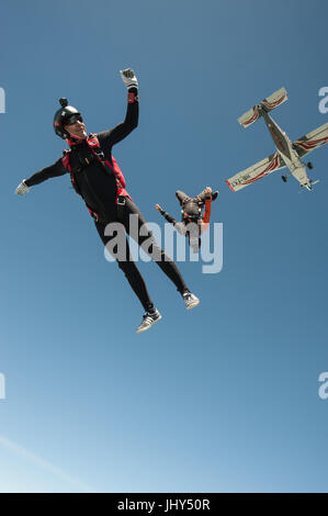 Une équipe de parachutisme freestyle à la sortie d'un Pilatus Porter pour un saut d'entraînement Banque D'Images