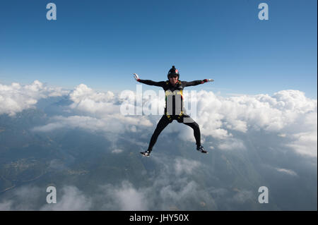 Parachutiste Freestyle faire un saut d'entraînement au-dessus de la para Centro Locarno en Suisse Banque D'Images