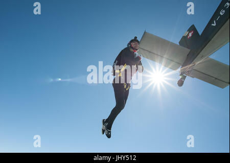 Parachutiste Freestyle faire un saut d'entraînement au-dessus de la para Centro Locarno en Suisse Banque D'Images