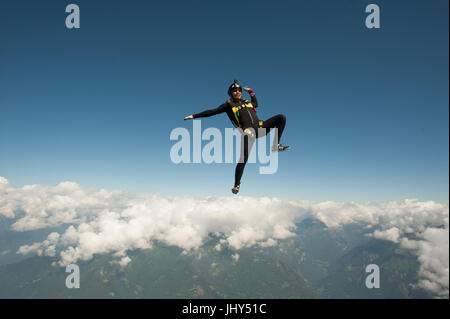 Parachutiste Freestyle faire un saut d'entraînement au-dessus de la para Centro Locarno en Suisse Banque D'Images