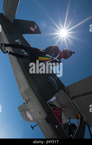 Parachutiste Freestyle faire un saut d'entraînement au-dessus de la para Centro Locarno en Suisse Banque D'Images