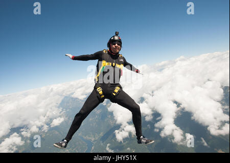 Parachutiste Freestyle faire un saut d'entraînement au-dessus de la para Centro Locarno en Suisse Banque D'Images