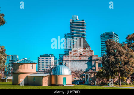 Observatoire de Melbourne avec des gratte-ciel en arrière-plan. Melbourne, Australie Banque D'Images