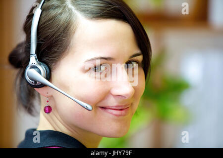 Jeune femme avec casque au bureau - Jeune femme avec casque, Junge Frau mit im Büro Casque - Jeune femme avec casque Banque D'Images