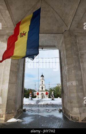 Beffroi de la cathédrale de la Nativité du Christ à travers l'Arc de Triomphe, le centre de Chisinau, Moldova Banque D'Images