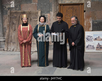 Solistes de l'opéra d'erevan dans le monastère Hovhannavank médiéval, cathédrale Saint-Jean-Baptiste, Ohanavan Arménie Banque D'Images