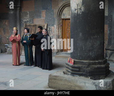 Solistes de l'opéra d'erevan dans le monastère Hovhannavank médiéval, cathédrale Saint-Jean-Baptiste, Ohanavan Arménie Banque D'Images