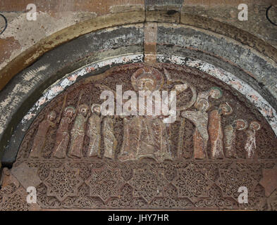 Le monastère de Hovhannavank médiéval, cathédrale Saint-Jean-Baptiste, l'Arménie, l'Ohanavan tympan avec sages et folles, l'élaboration de la sculpture sur pierre Banque D'Images