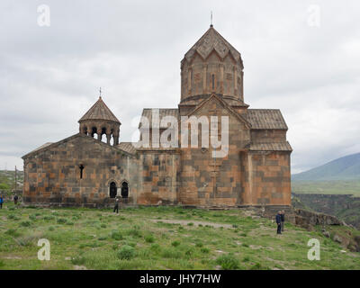 Le monastère de Hovhannavank médiévale avec la cathédrale de Saint Jean Baptiste, l'Arménie, l'Ohanavan avec façade en pierre de tuf de couleur différente Banque D'Images