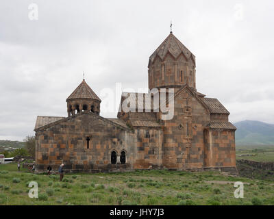 Le monastère de Hovhannavank médiévale avec la cathédrale de Saint Jean Baptiste, l'Arménie, l'Ohanavan avec façade en pierre de tuf de couleur différente Banque D'Images