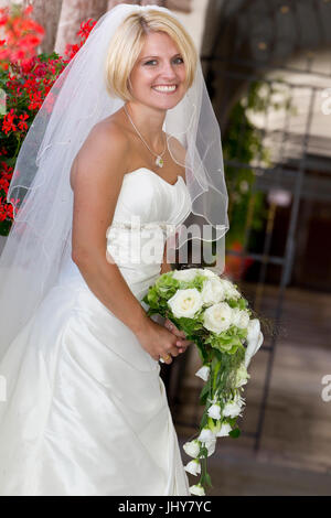 Bouquet de mariée mariée heureuse avec ? - Heureusement mariée avec mariage bouquet, frˆhliche Brautstraufl - happy Braut mit mariée avec mariage bouquet Banque D'Images