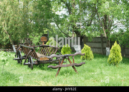 Chariot en bois rustique des bœufs conduit - objet de décoration Banque D'Images
