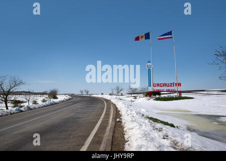 Moldovan et drapeaux gagaouze voler à l 'Bienvenue à la Gagaouzie' à la frontière de la région autonome de Gagaouzie Banque D'Images