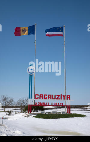 Moldovan et drapeaux gagaouze voler à l 'Bienvenue à la Gagaouzie' à la frontière de la région autonome de Gagaouzie Banque D'Images