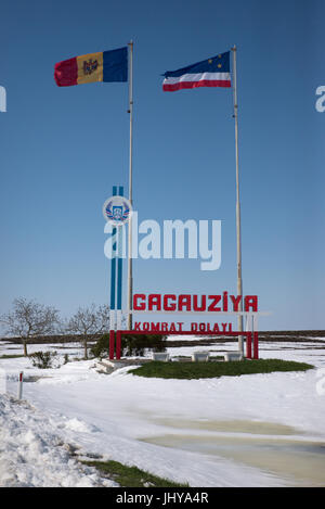 Moldovan et drapeaux gagaouze voler à l 'Bienvenue à la Gagaouzie' à la frontière de la région autonome de Gagaouzie Banque D'Images